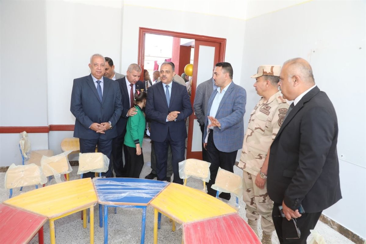 المحافظ بتفقد الحجرات الدراسية بصحبة المهندس ايمن هيكل رئيس مركز فاقوس