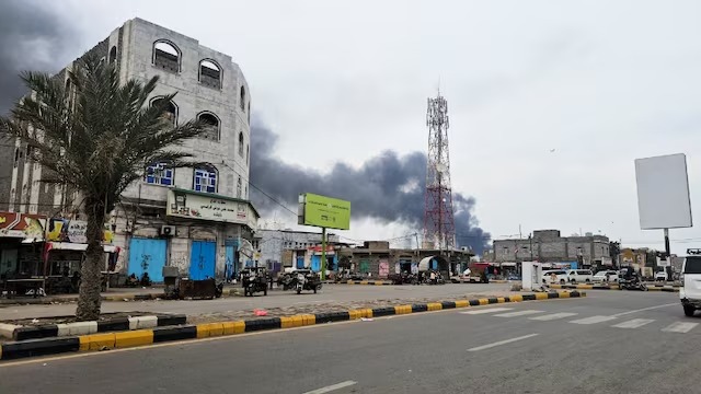 الدخان يتصاعد خلال هجمات الحوثيين على مدينة المخا الساحلية المطلة على البحر الأحمر