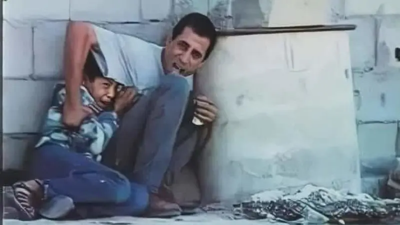 الصورة الأشهر للطفل الفلسطيني الراحل محمد الدرة ووالده قبل 26 عاما في 30 سبتمبر 2000