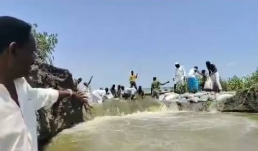 المياه تغمر جسر بالقرب من محطة مياه في السودان