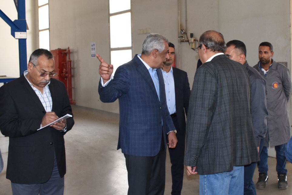 وزير الدولة للإنتاج الحربي يتفقد خطوط الإنتاج بشركة هليوبوليس للصناعات الكيماوية