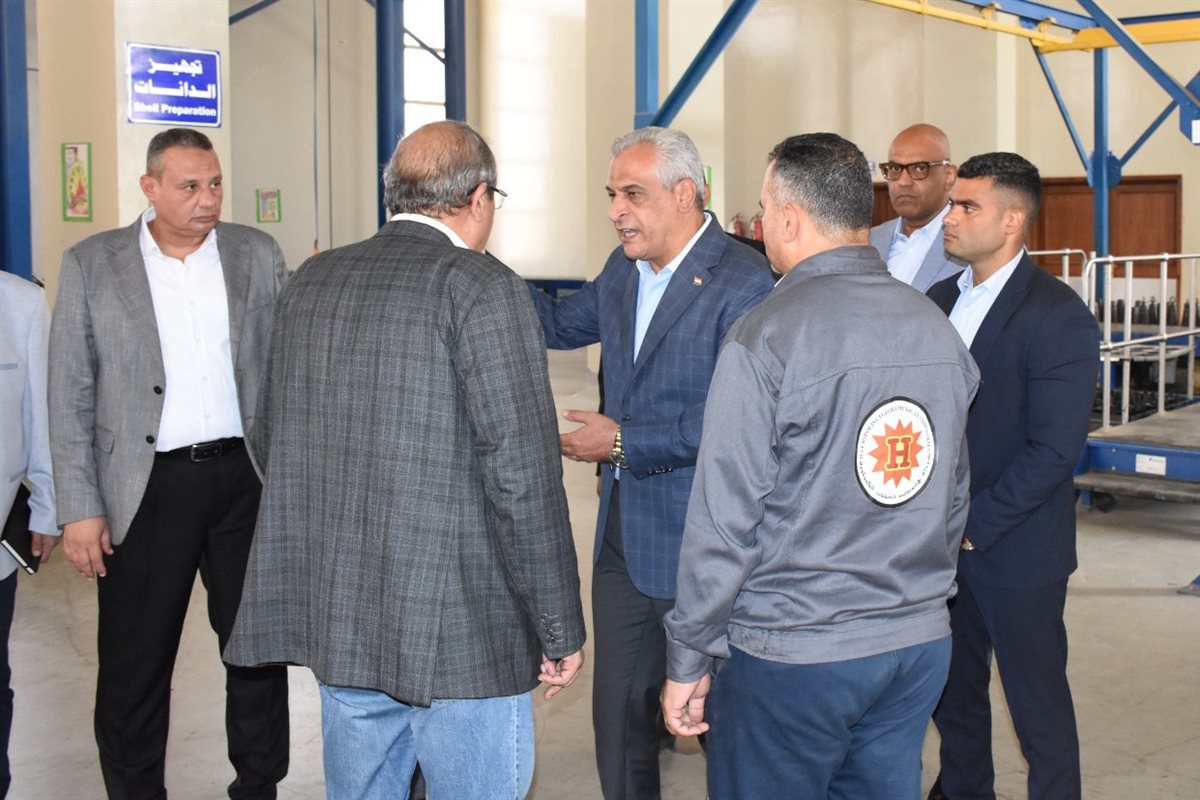 وزير الدولة للإنتاج الحربي يتفقد خطوط الإنتاج بشركة هليوبوليس للصناعات الكيماوية