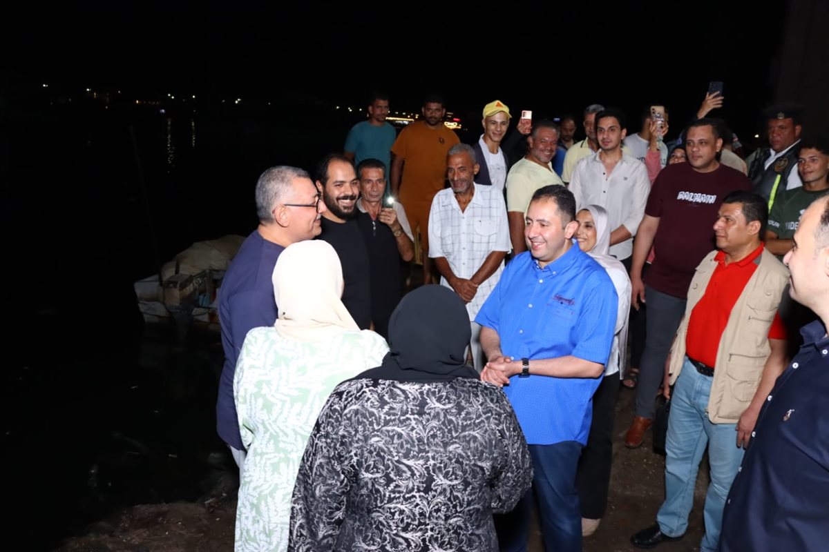 محافظ دمياط يتناول الإفطار مع عمال وسائقي جراج عزبة البرج