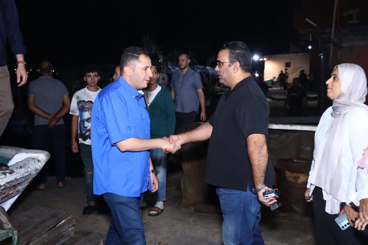 محافظ دمياط يتناول الإفطار مع عمال وسائقي جراج عزبة البرج