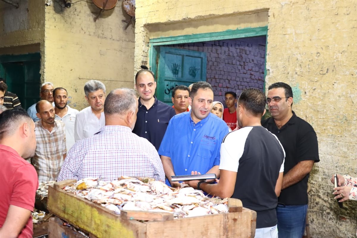 محافظ دمياط يتناول الإفطار مع عمال وسائقي جراج عزبة البرج