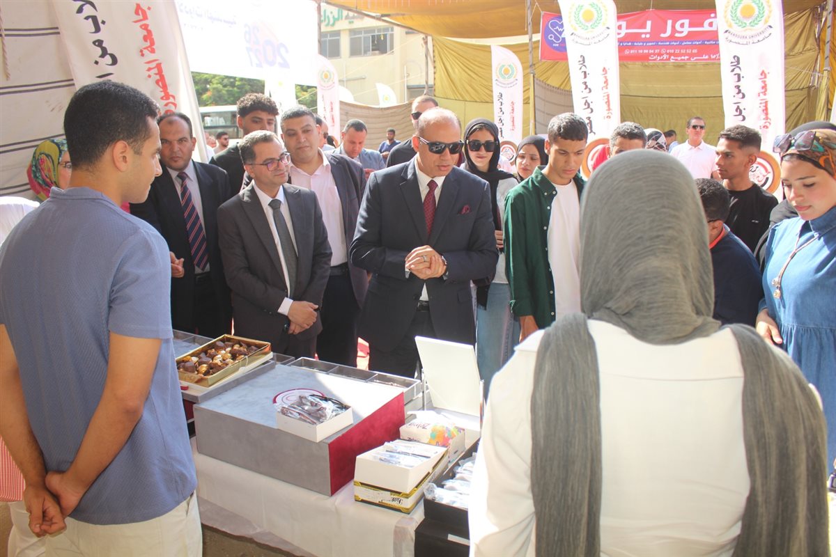 رئيس جامعة المنصورة يفتتح معرضا للمستلزمات الدراسية