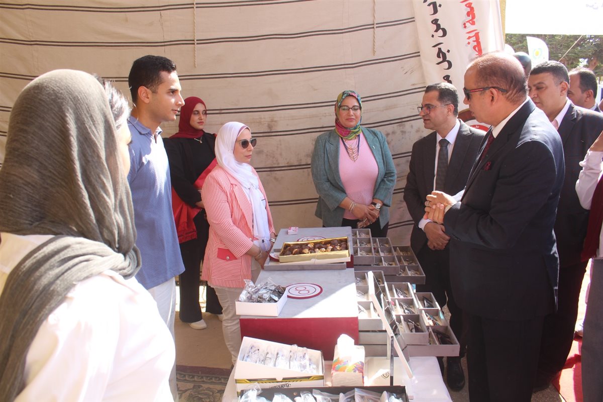 رئيس جامعة المنصورة يفتتح معرضا للمستلزمات الدراسية