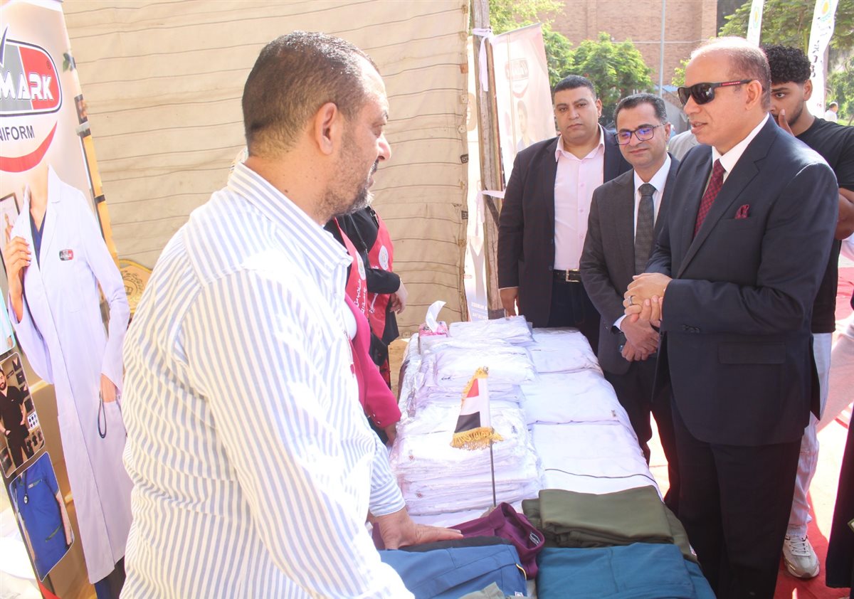 رئيس جامعة المنصورة يفتتح معرضا للمستلزمات الدراسية
