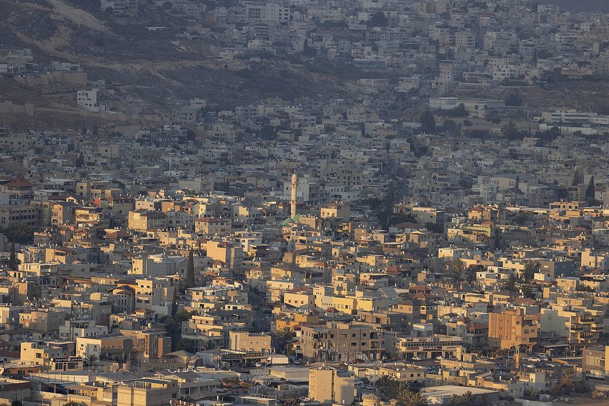 إطلالة على بلدة مجد الكروم الفلسطينية في الجليل