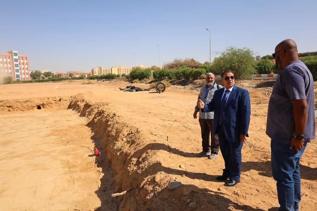 رئيس جامعة قنا يتفقد أعمال إنشاء ملعب الأنشطة الطلابية