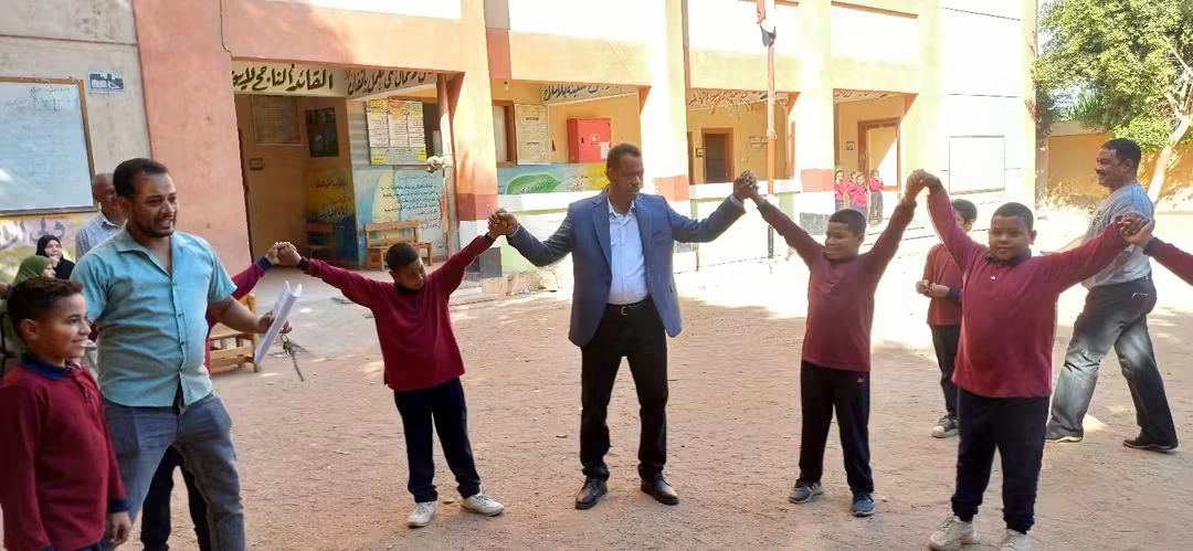 مدير إدارة في قنا يشارك الأطفال في لعبة