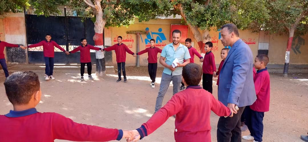 مدير عام إدارة أبوتشت التعليمية يشارك الطلاب جانبًا من الأنشطة الرياضية، فيتو