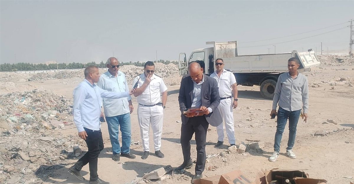 البلدوزر يعدم 600 زجاجة خمور في سمالوط بالمنيا