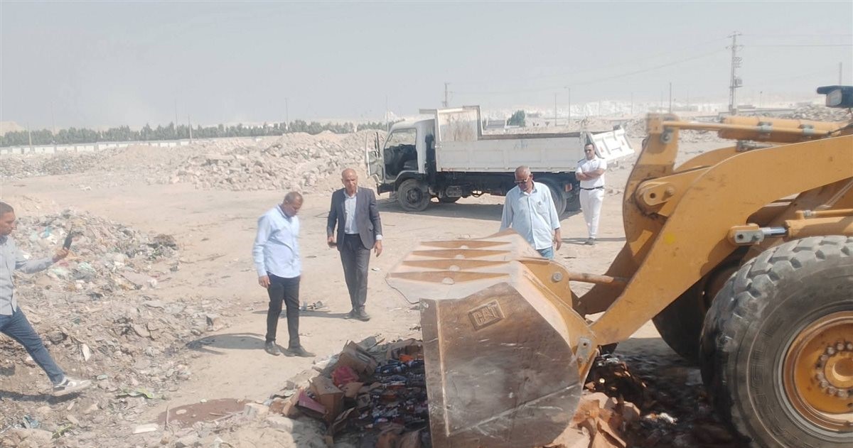 البلدوزر يعدم 600 زجاجة خمور في سمالوط بالمنيا