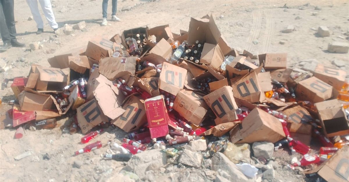 البلدوزر يعدم 600 زجاجة خمور في سمالوط بالمنيا
