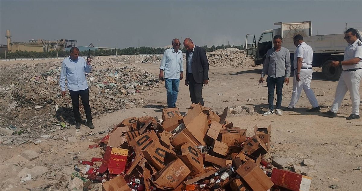 البلدوزر يعدم 600 زجاجة خمور في سمالوط بالمنيا
