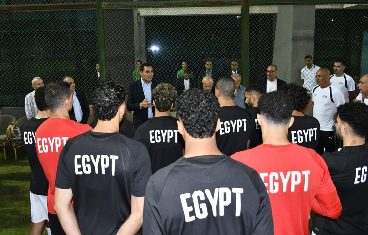 وزير الرياضة مع لاعبي منتخب مصر