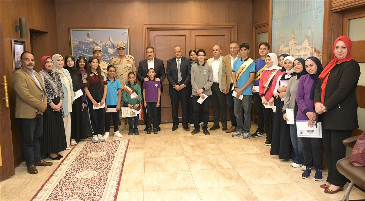 محافظ بورسعيد يكرم المتفوقين من طلاب فرسان القراءة