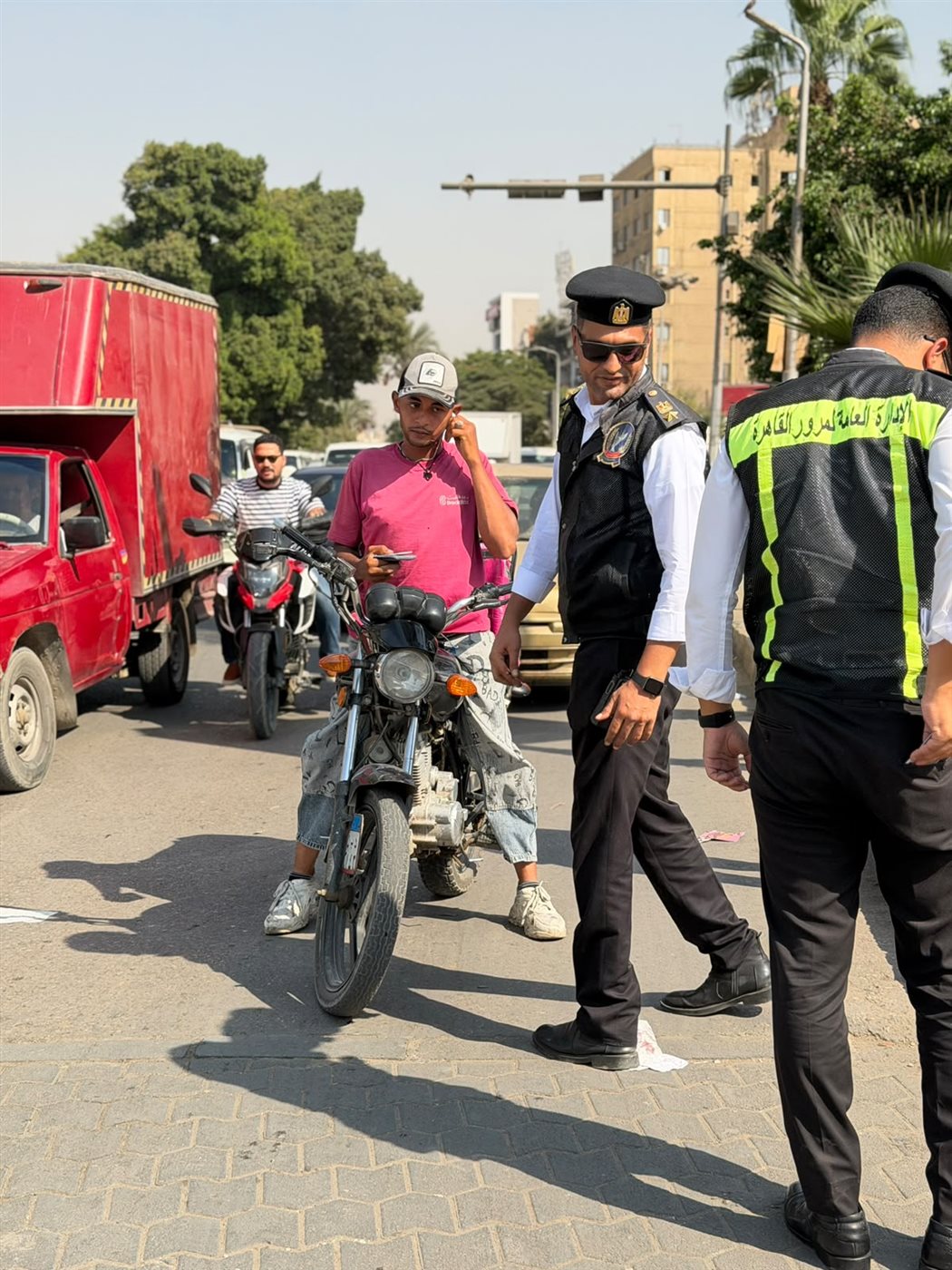 حملة مكبرة تهز شوارع المقطم والبساتين، المرور يطارد المخالفات ويعيد الانضباط للطرق
