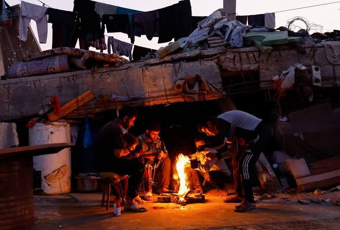 أوضاع صعبة يعيشها الفلسطينيون داخل الخيام