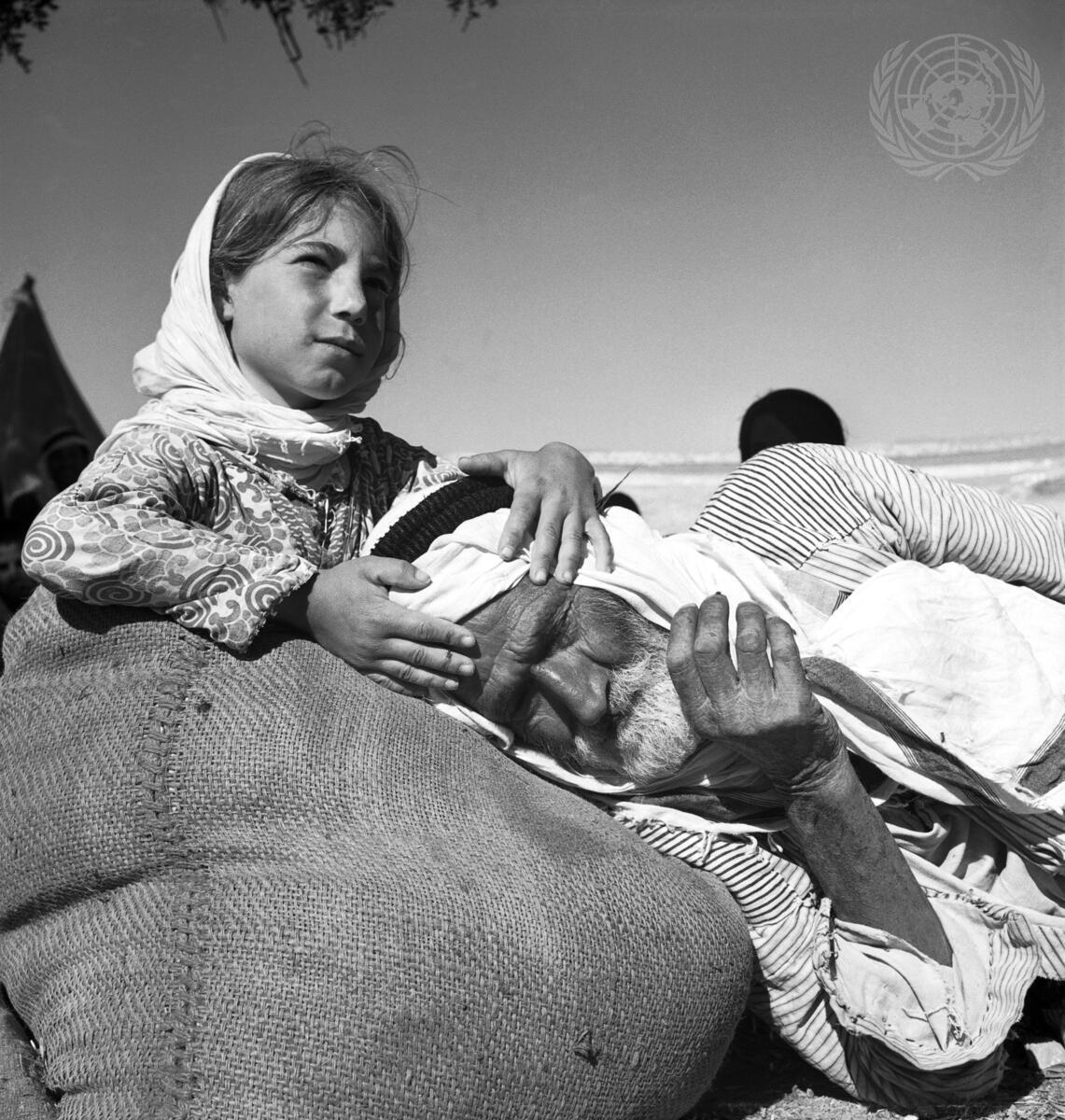 طفلة فلسطينية ترعى جدها خلال عمليات نزوح فلسطينية- أونروا