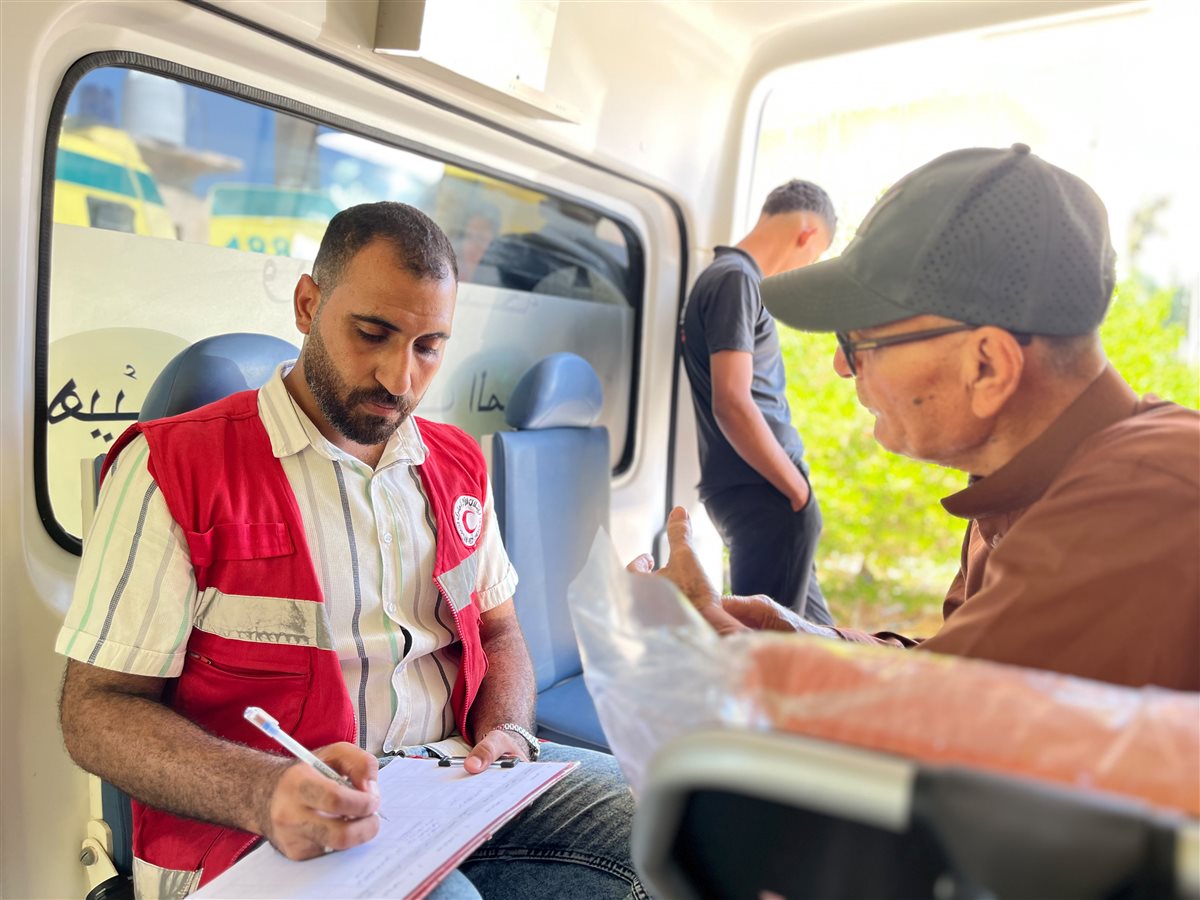 فرق الهلال الأحمر المصري تقدم الخدمات الإنسانية والإغاثية للأشقاء الفلسطينيين، فيتو
