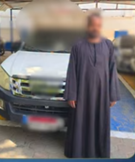 سقوط قائد سيارة ربع نقل سمح للركاب بالجلوس على الصندوق في القاهرة