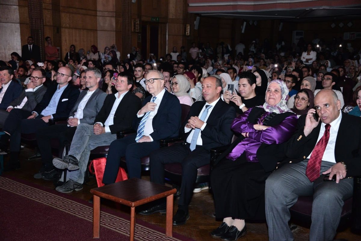 عميد قصر العيني يشارك في احتفالية موسيقية ويوم ترفيهي احتفاءً بالطلاب الجدد (صور)