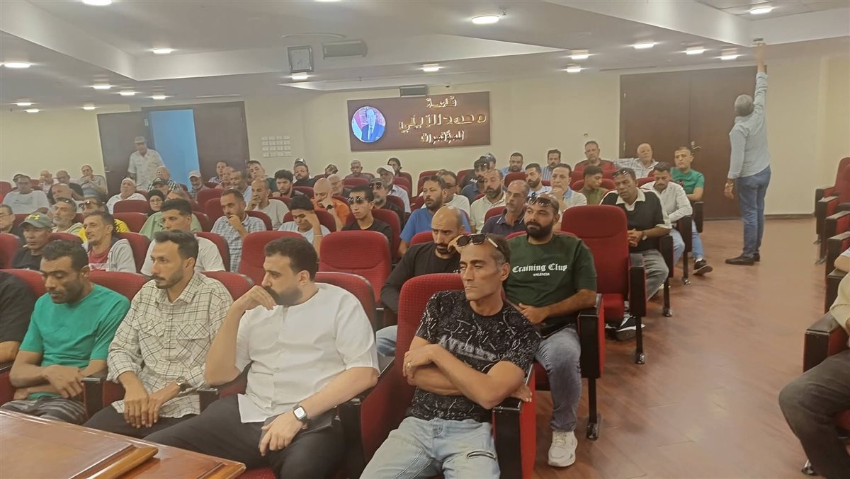 رئيس تجارية دمياط يلتقي أصحاب كافتيريات رأس البر لبحث تقنين الأوضاع وحل المشكلات