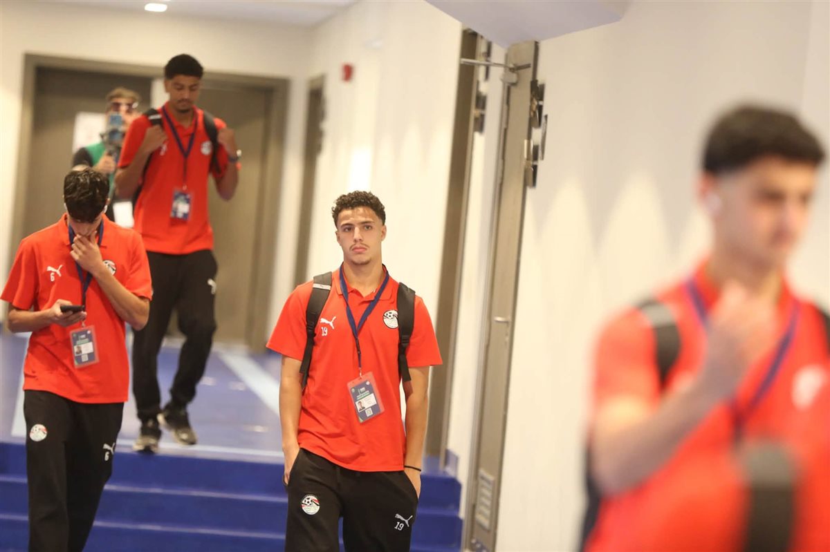 وصول لاعبي منتخب الشباب لملعب قناة السويس استعدادا لمواجهة تونس (صور)