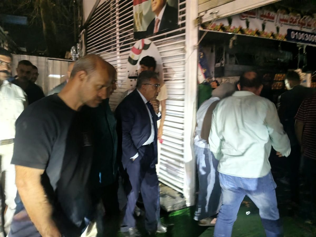 حريق محدود بمعرض السلع الغذائية في المنصورة بسبب ماس كهربائي والمحافظ يتفقد الموقع