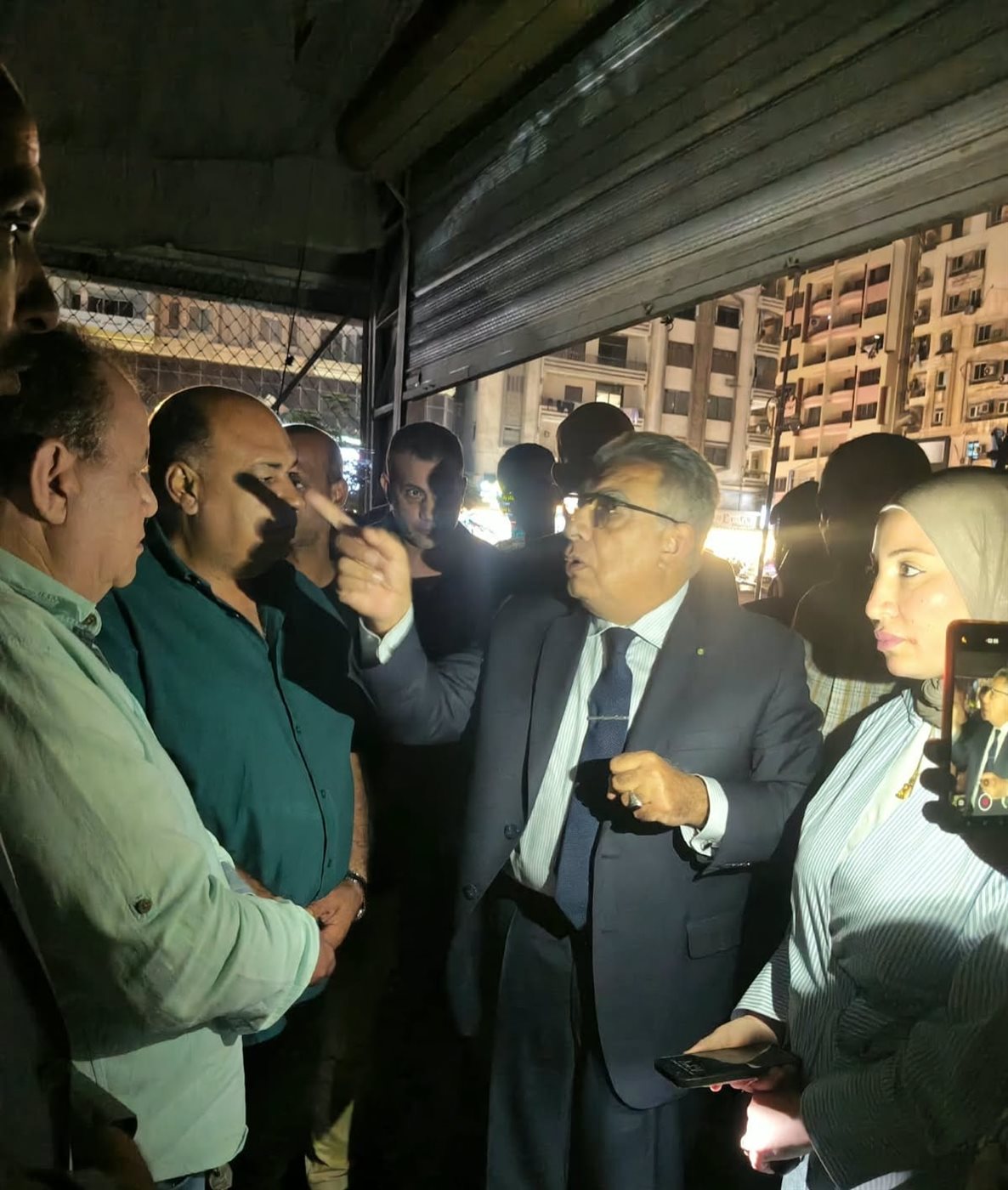 حريق محدود بمعرض السلع الغذائية في المنصورة بسبب ماس كهربائي والمحافظ يتفقد الموقع