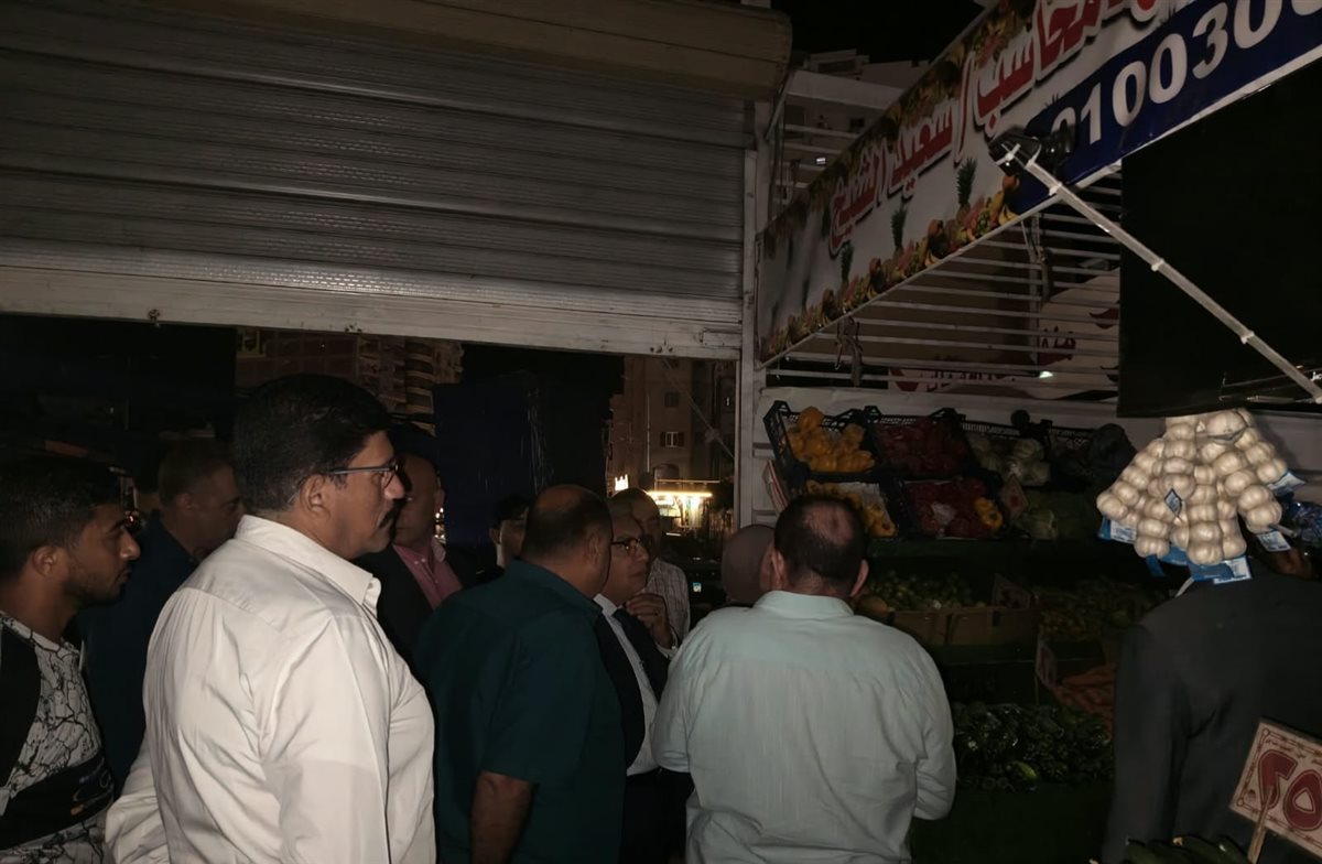 حريق محدود بمعرض السلع الغذائية في المنصورة بسبب ماس كهربائي والمحافظ يتفقد الموقع