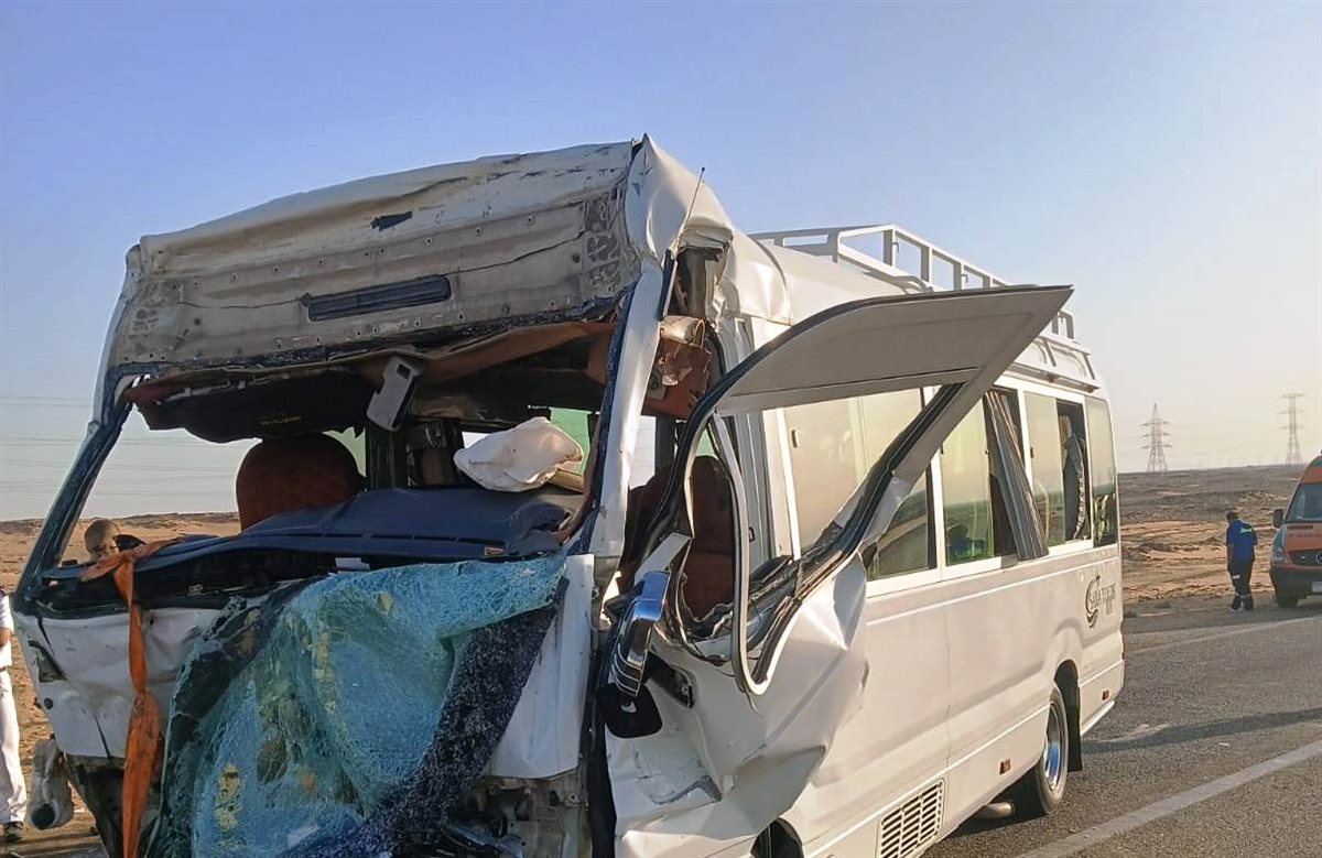 محافظ أسوان يطمئن على مصابي حادث التصادم بطريق أبو سمبل (صور)