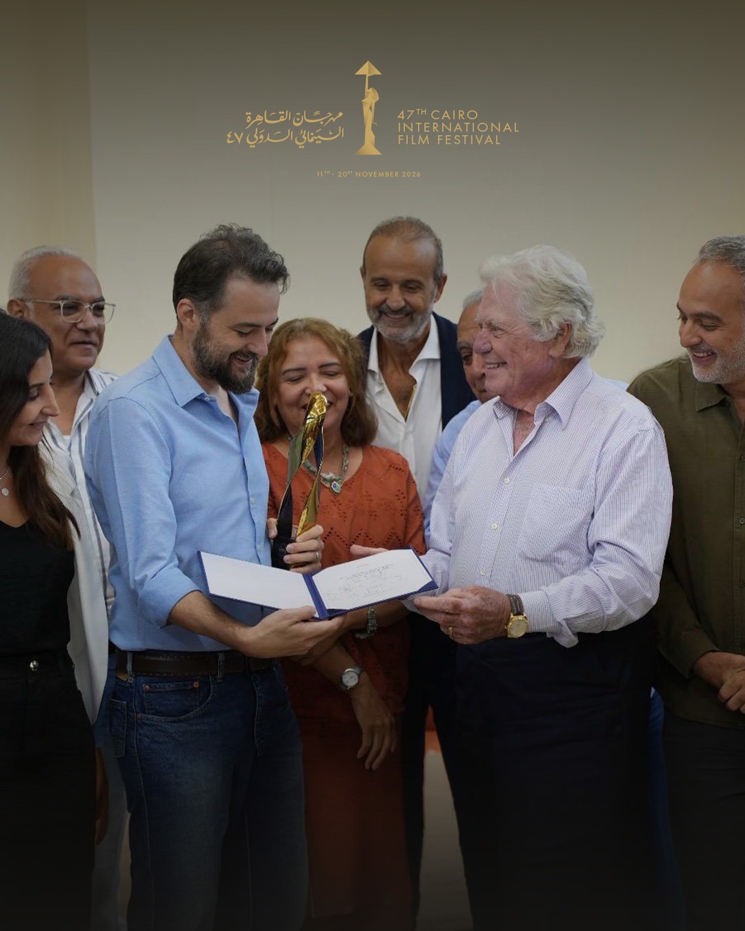 حسين فهمي يسلم جائزة مهرجان طريق الحرير لفريق فيلم "القصص" بمقر القاهرة السينمائي