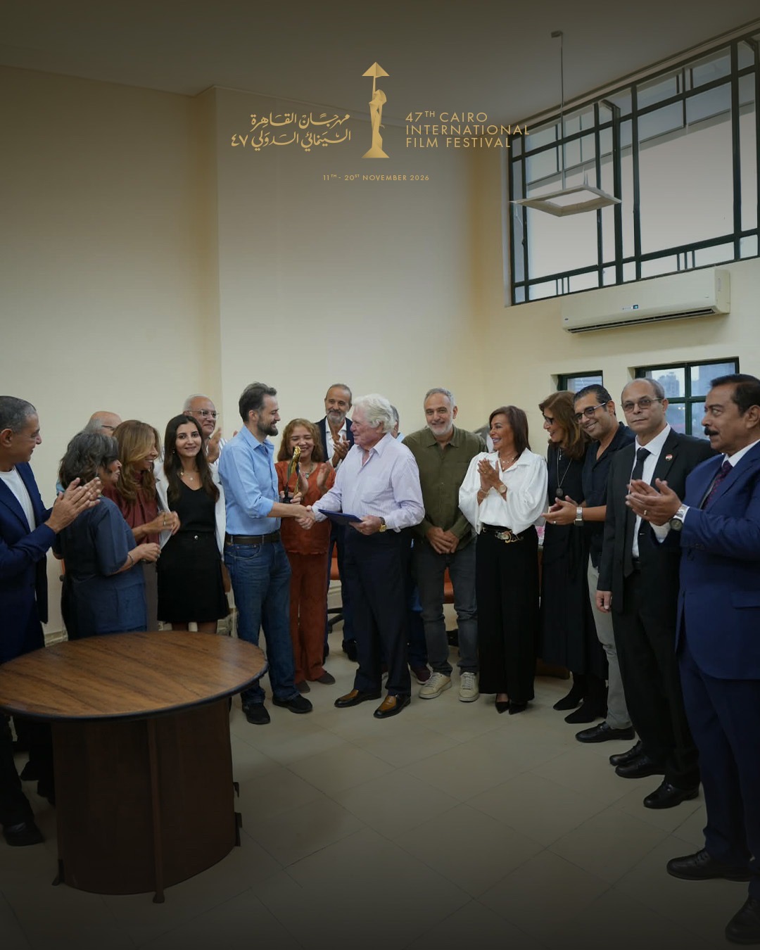 حسين فهمي يسلم جائزة مهرجان طريق الحرير لفريق فيلم "القصص" بمقر القاهرة السينمائي
