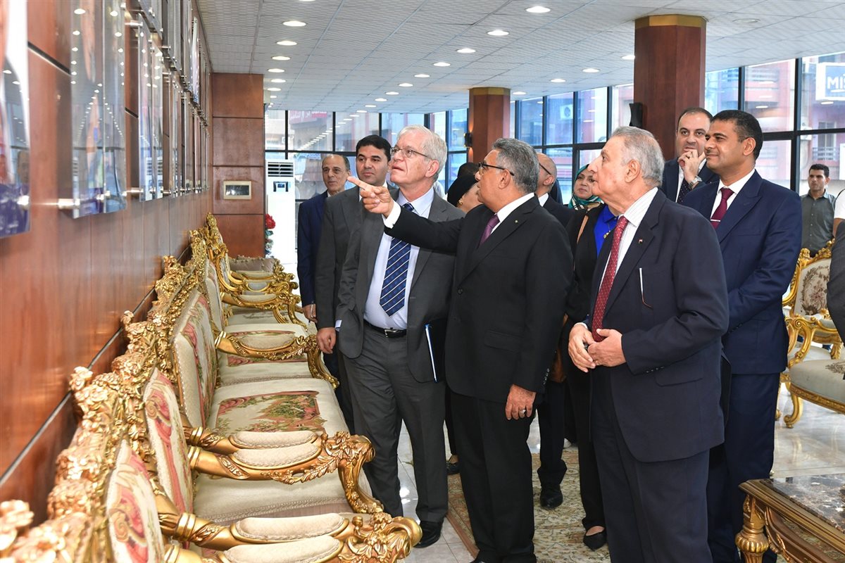 محافظ الدقهلية والسفير الأمريكي يتفقدان معرض "250 عاما من تاريخ الولايات المتحدة" بالمنصورة