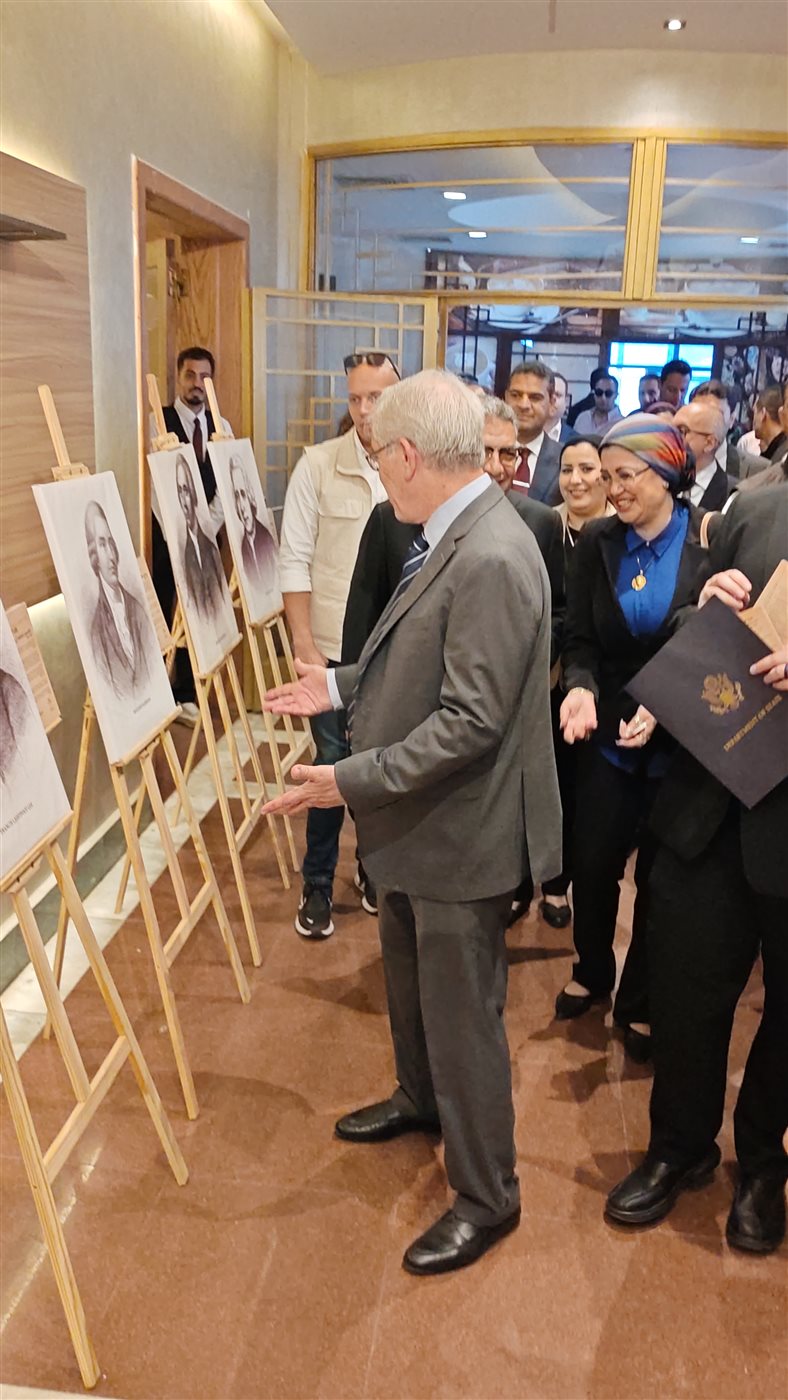 محافظ الدقهلية والسفير الأمريكي يتفقدان معرض "250 عاما من تاريخ الولايات المتحدة" بالمنصورة
