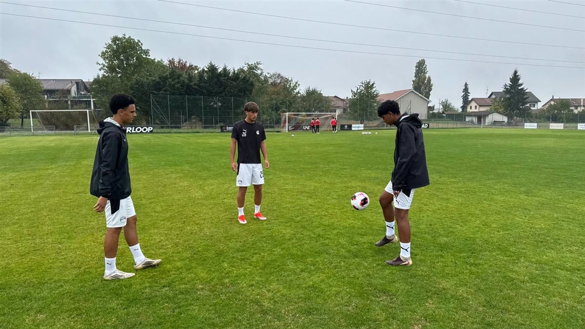 منتخب الناشئين يتدرب تحت الأمطار استعدادًا لمواجهة كندا في كأس الصداقة (صور)