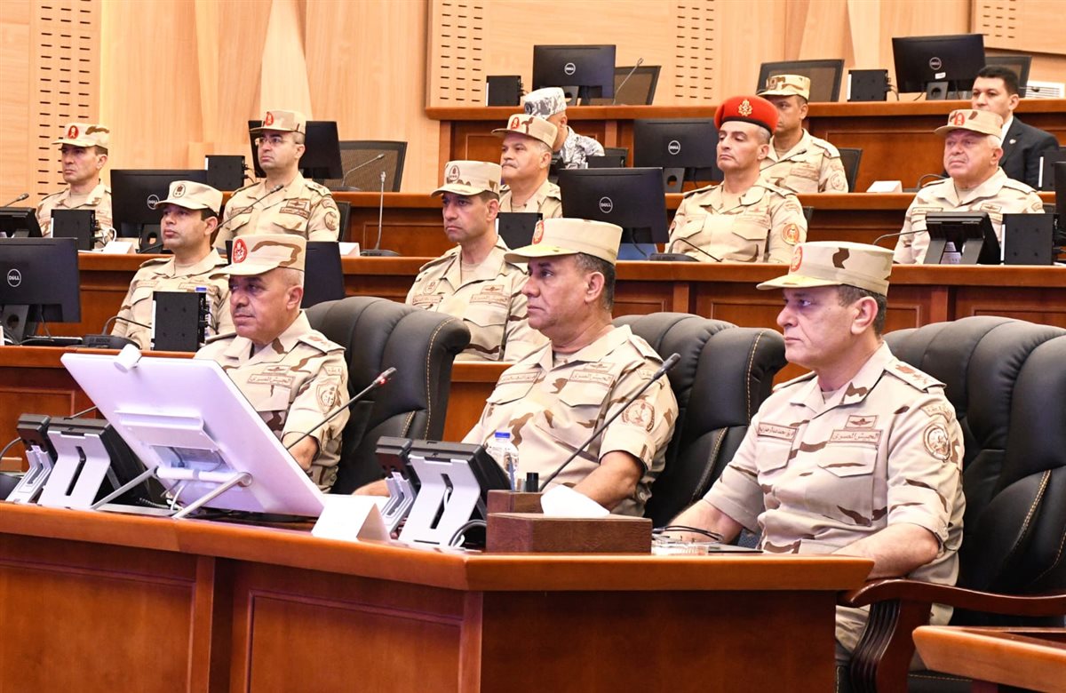 وزير الدفاع يشهد تنفيذ مشروع مراكز القيادة التعبوى لإدارة الحرب الكيميائية (صور)