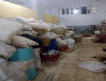 ضبط مصنع مستحضرات تجميل غير مرخص بالجيزة.. 6 أطنان مواد خام و11 ألف عبوة مجهولة المصدر
