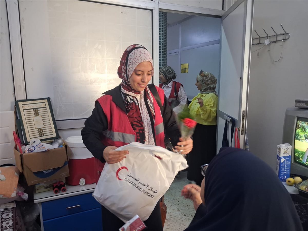 الهلال الأحمر يحتفي بكبار السن، خدمات صحية ودعم نفسي وأنشطة ترفيهية بدور الرعاية