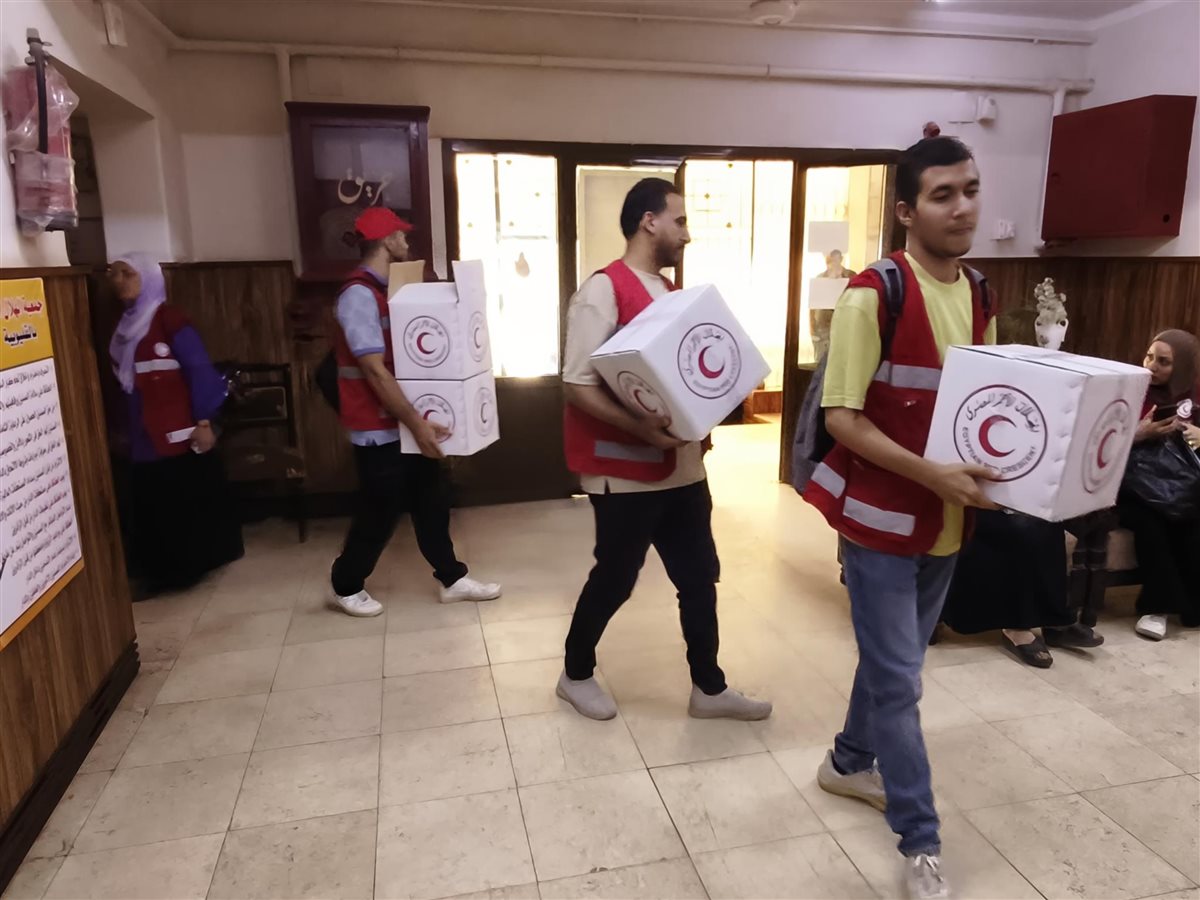 الهلال الأحمر يحتفي بكبار السن، خدمات صحية ودعم نفسي وأنشطة ترفيهية بدور الرعاية