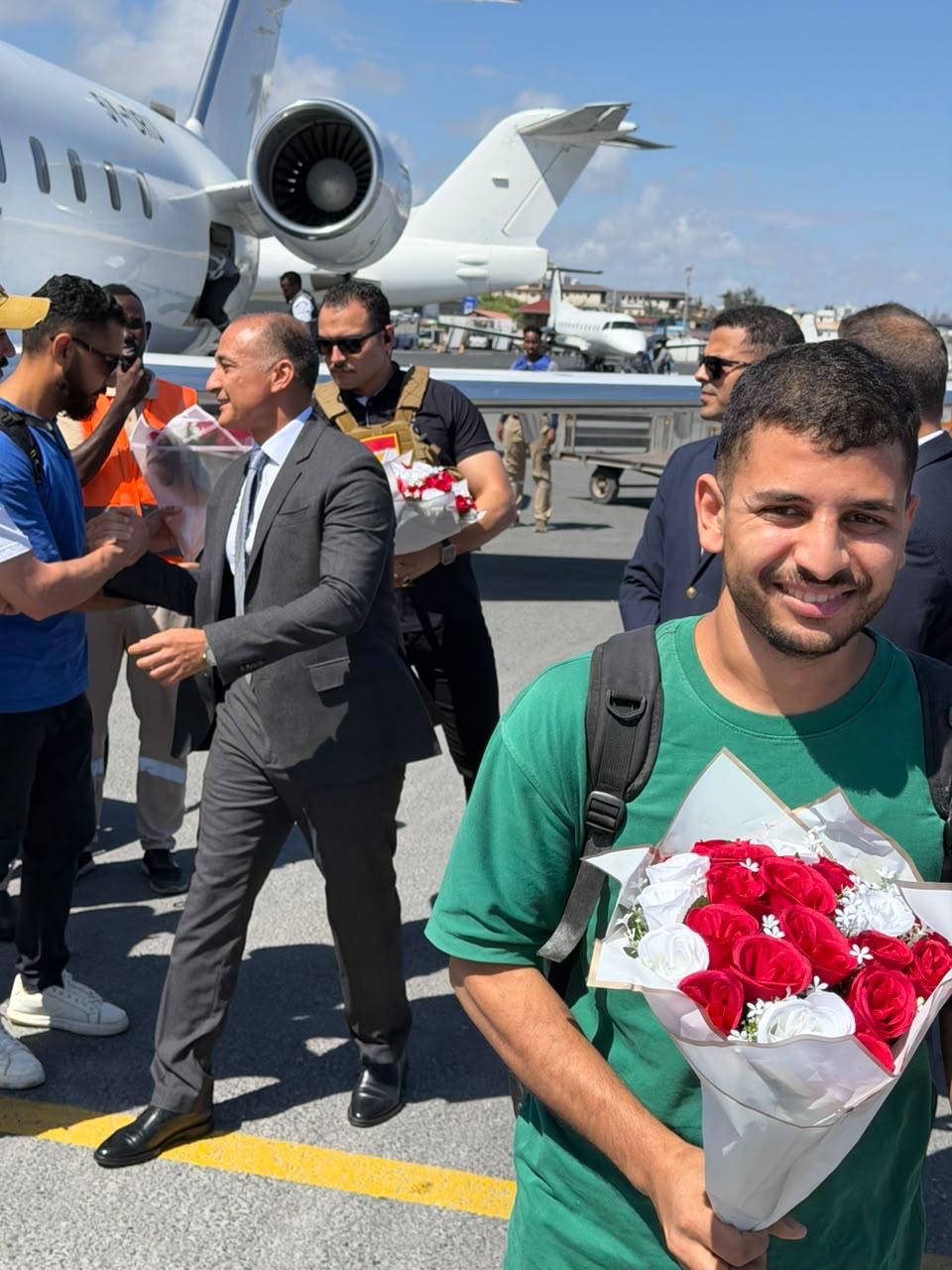وصول البحارة المصريين إلى مقديشو تمهيدًا لعودتهم إلى القاهرة برفقة السفير المصري