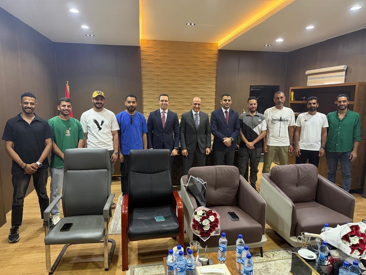 وصول البحارة المصريين إلى مقديشو تمهيدًا لعودتهم إلى القاهرة برفقة السفير المصري