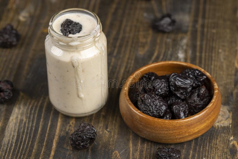 الزبادي مع البرقوق المجفف