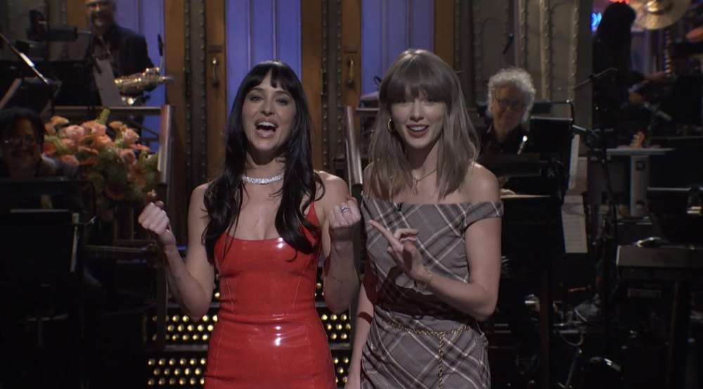 تايلور سويفت تفاجئ داكوتا جونسون في برنامج SNL.. وتسخر من علاقاتها العاطفية