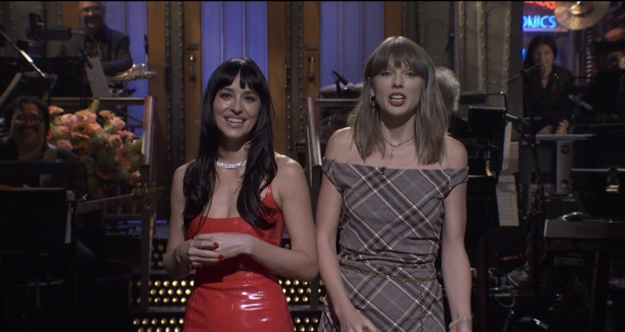 تايلور سويفت تفاجئ داكوتا جونسون في برنامج SNL.. وتسخر من علاقاتها العاطفية