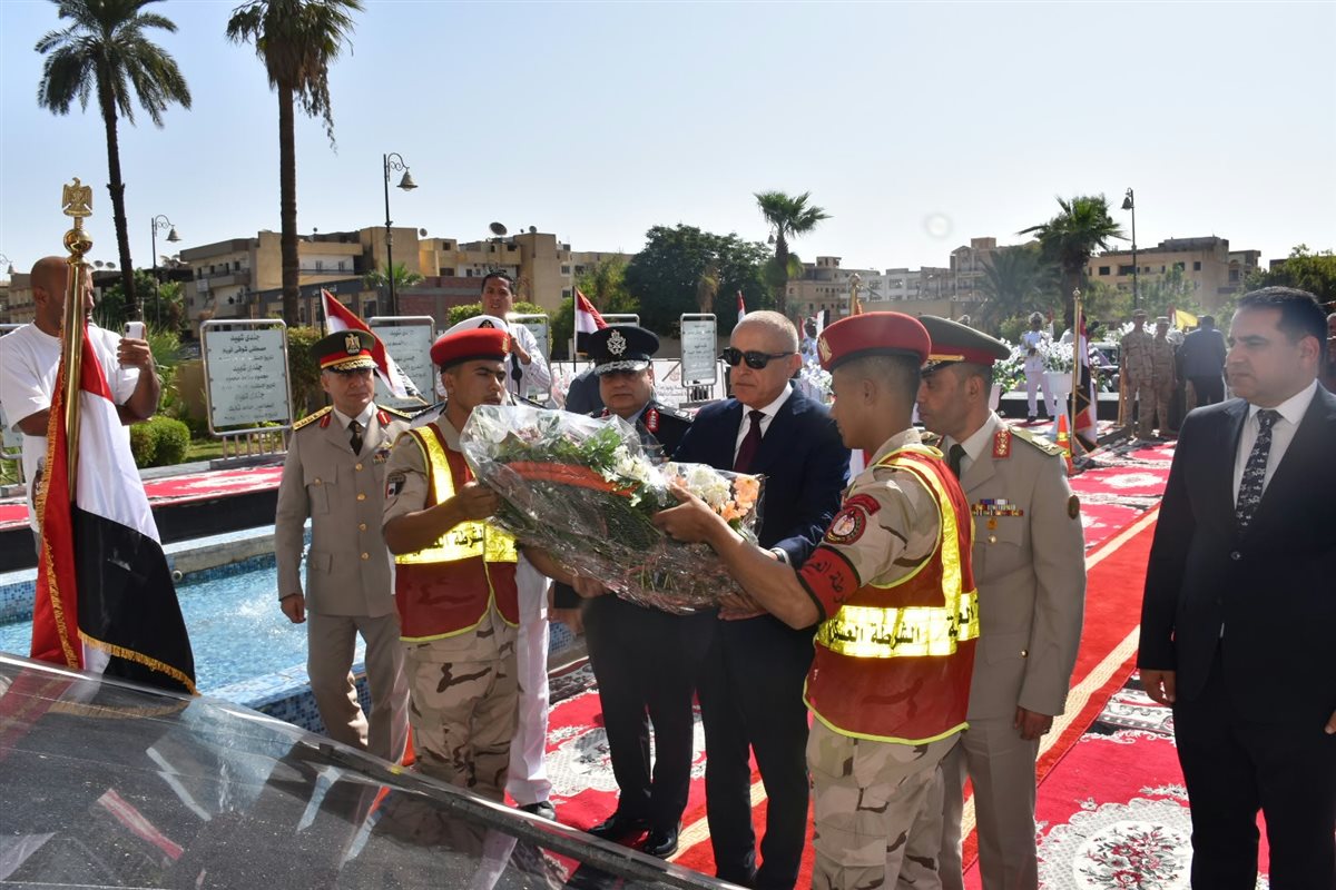 في ذكرى انتصارات أكتوبر، محافظ الأقصر يضع إكليل الزهور على نصب الجندي المجهول (فيديو وصور)