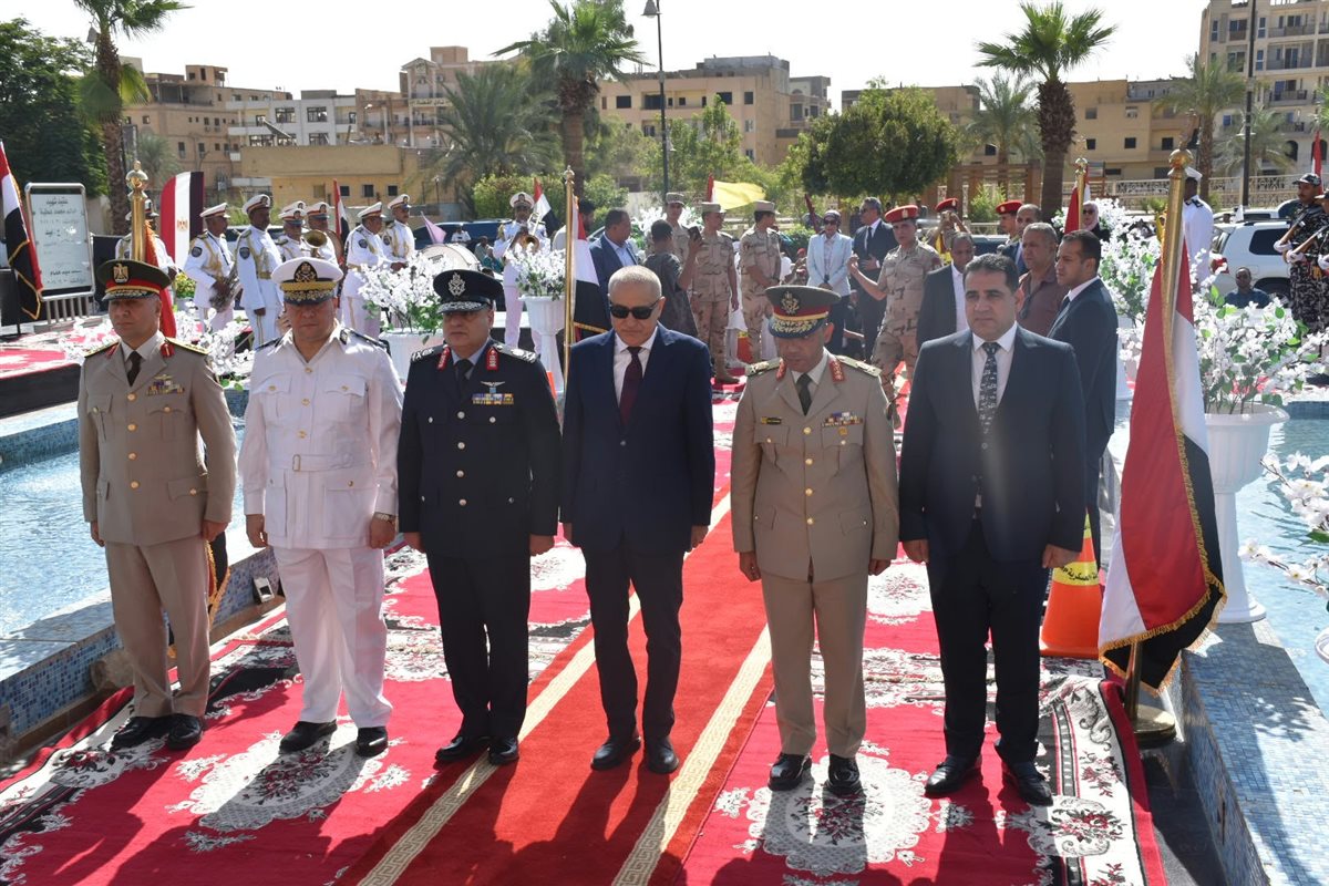 في ذكرى انتصارات أكتوبر، محافظ الأقصر يضع إكليل الزهور على نصب الجندي المجهول (فيديو وصور)